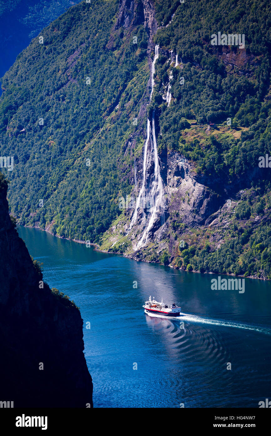 Geiranger fjord, la bellissima natura della Norvegia. Si tratta di un 15-chilometro (9,3 mi) ramo lungo off del Sunnylvsfjorden, che è una diramazione del Storfjord Foto Stock