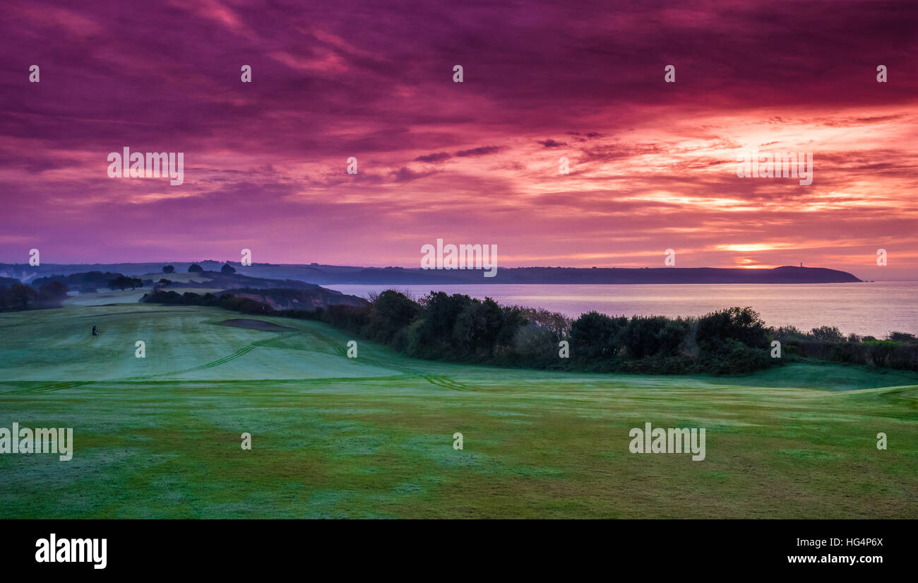 Un bellissimo campo da golf con drammatica sky vicino al mare. Foto Stock