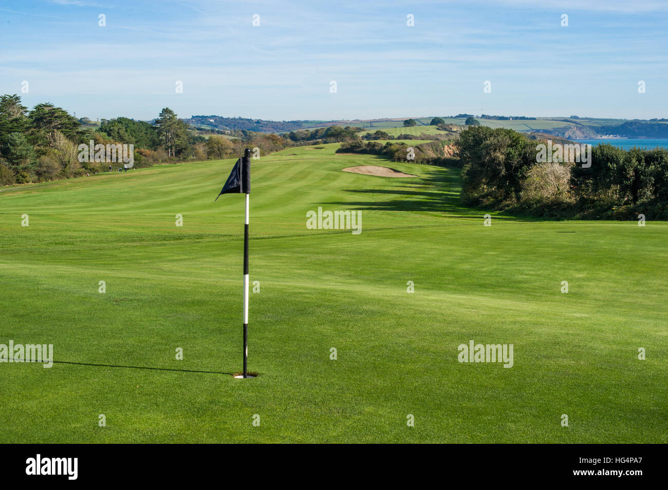 Un bellissimo campo da golf con drammatica sky vicino al mare. Foto Stock