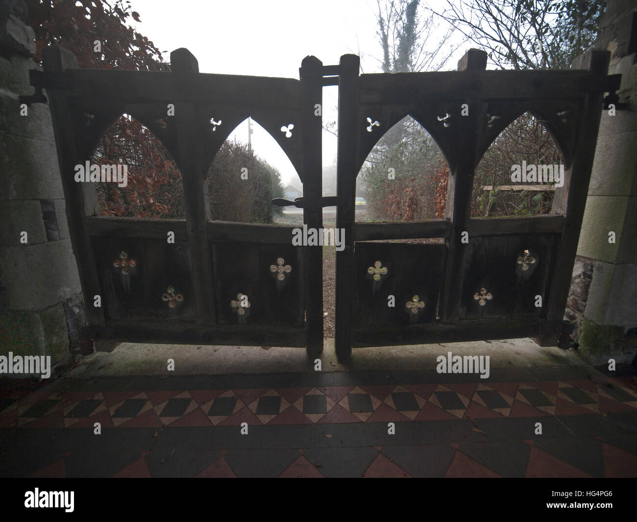 Porte in legno all'ingresso alla chiesa del villaggio di Hoxne, Suffolk Foto Stock