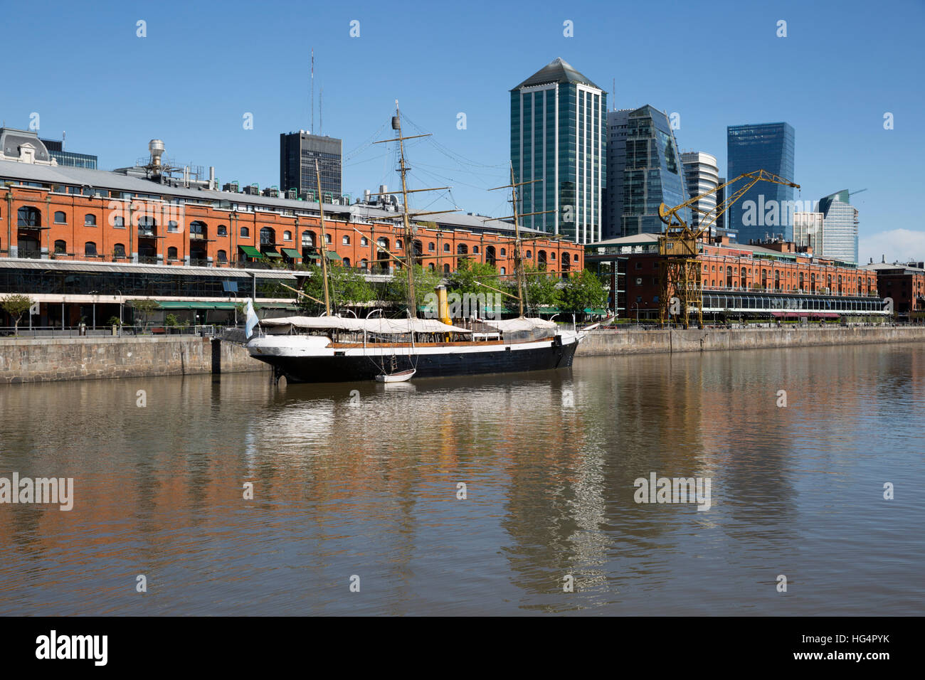 Vecchi magazzini e edifici per uffici da marina di Puerto Madero San Telmo, Buenos Aires, Argentina, Sud America Foto Stock