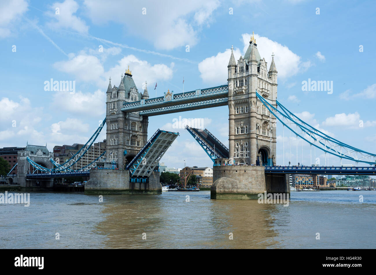 Tower Bridge nella città di Londra, in Inghilterra, attraversando il Tamigi vicino alla Torre di Londra, con entrambi i bacini sollevati Foto Stock
