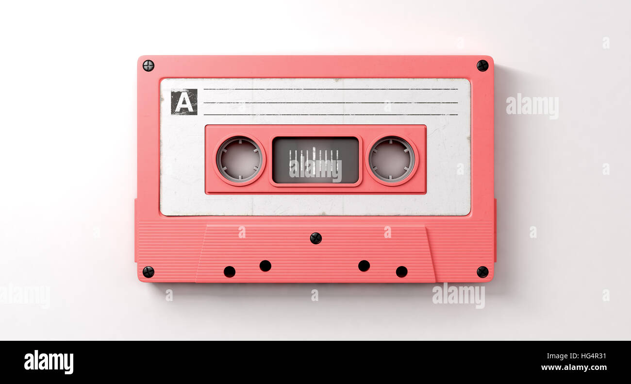 Una vista ravvicinata di una rosa audio vintage cassetta a nastro con una etichetta bianca che legge mix tape isolato su un fondo bianco Foto Stock
