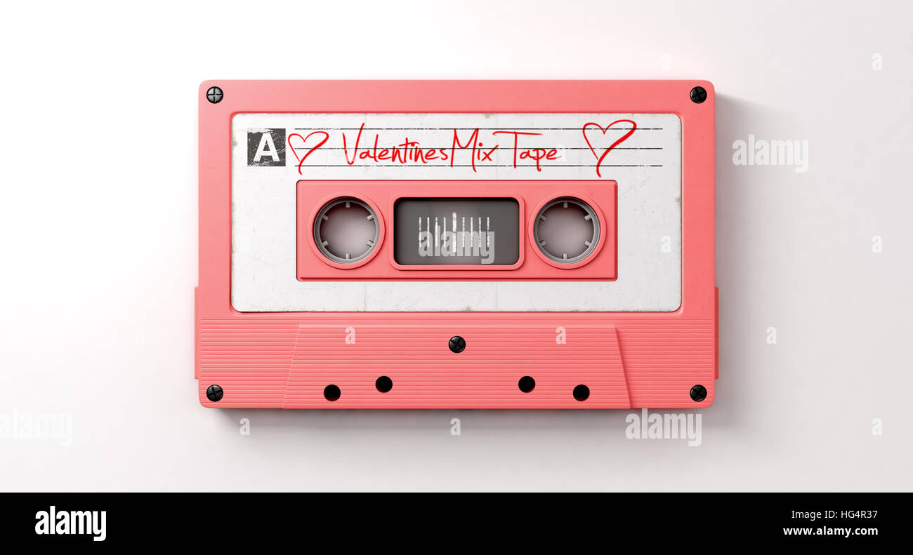 Una vista ravvicinata di una rosa audio vintage cassetta a nastro con una etichetta bianca che legge mix tape isolato su un fondo bianco Foto Stock