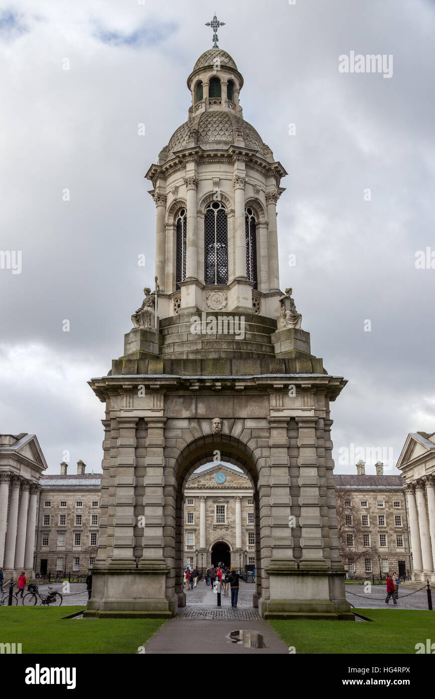 Vista sul cortile e la Torre Campanaria del Trinity College a Dublino, Irlanda. Foto Stock