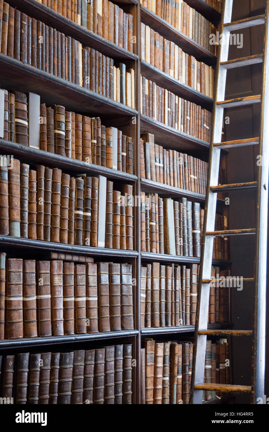 La lunga sala biblioteca del Trinity College di Dublino. Foto Stock