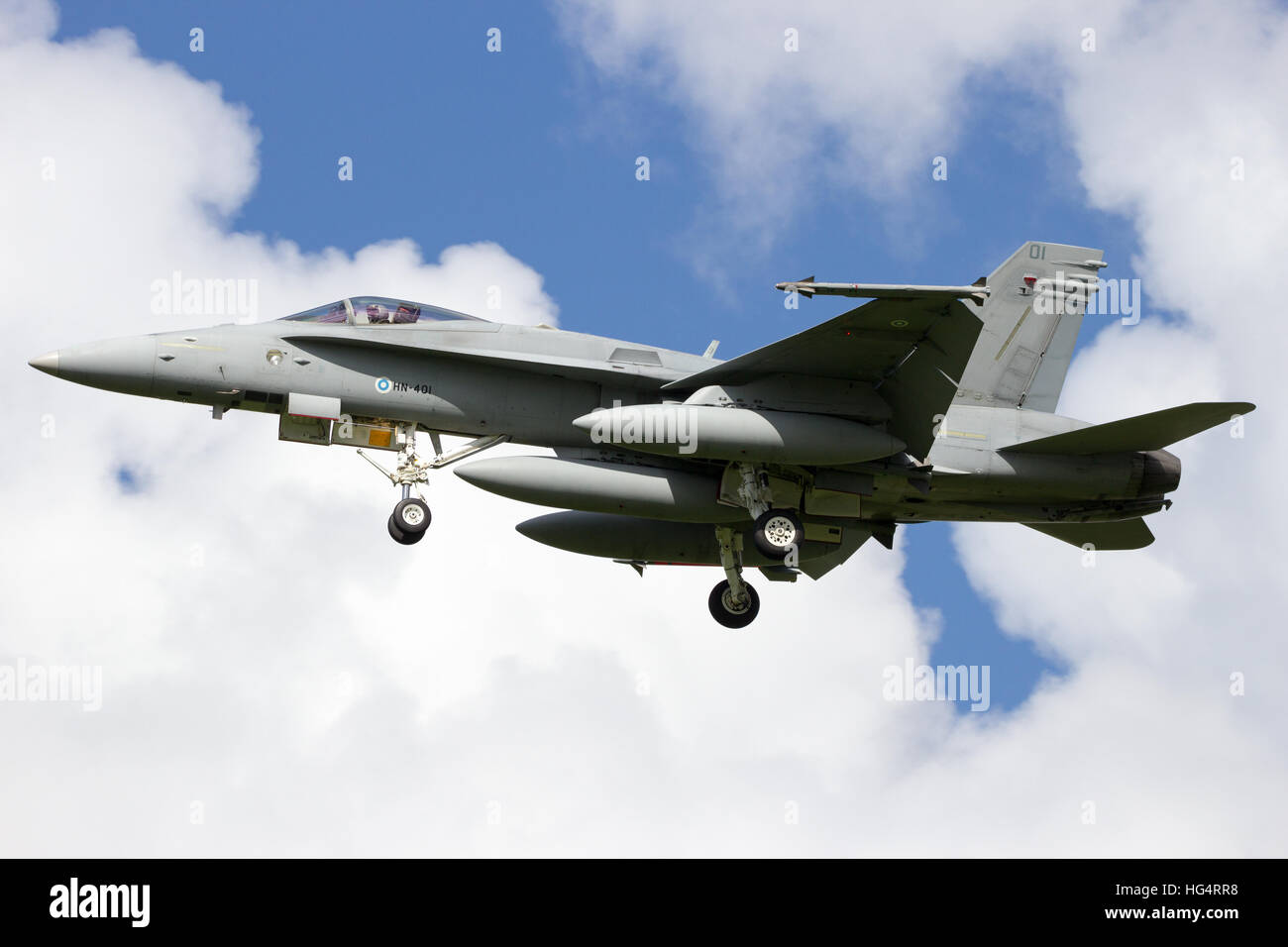 Finnish Air Force F-18 Hornet fighter jet sbarco durante l'esercizio Frisone bandiera. L'esercizio è considerato Foto Stock