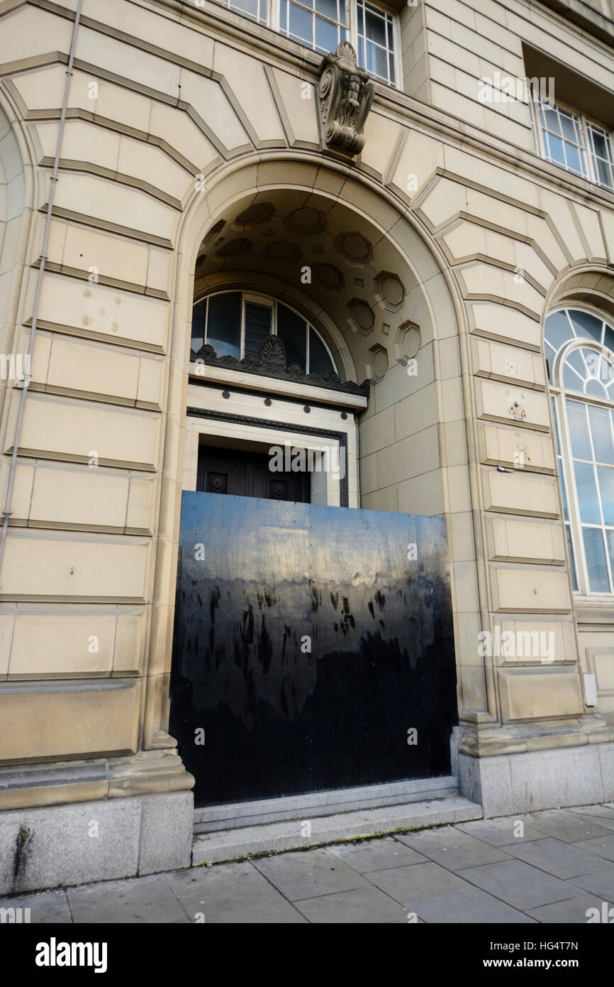 Porta intavolato - probabilmente per evitare che persone senzatetto di dormire lì. Foto Stock