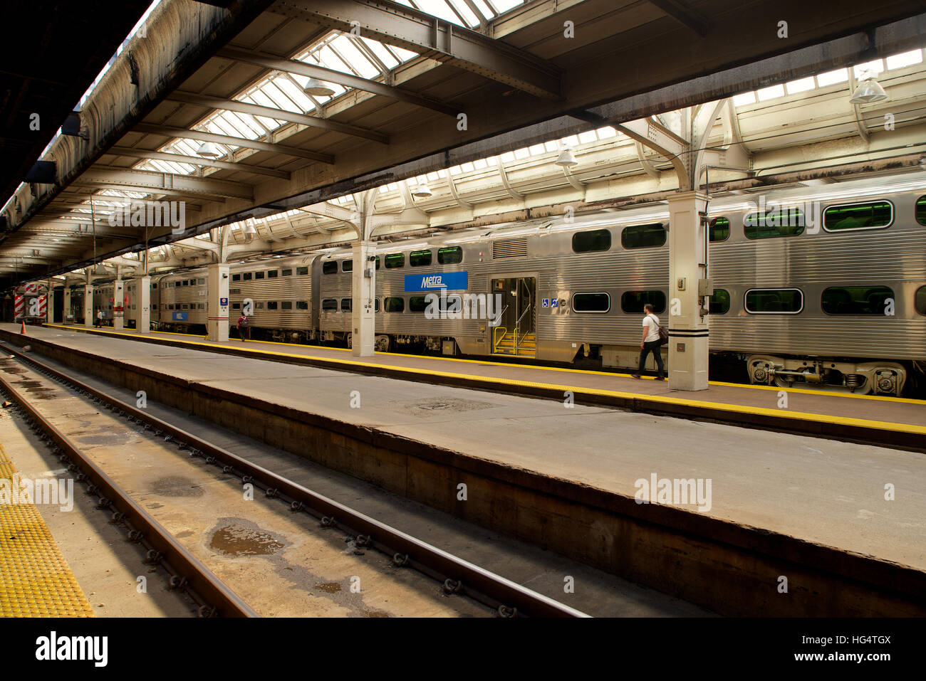 Metra treno in Chicago Union Station di Chicago, Cook County, Illinois, Stati Uniti d'America Foto Stock