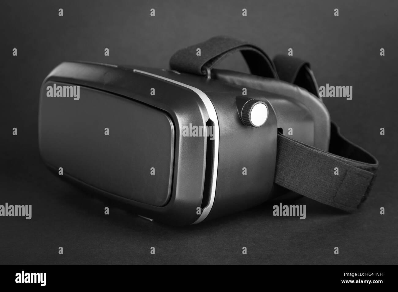 La realtà virtuale auricolare su sfondo nero Foto Stock