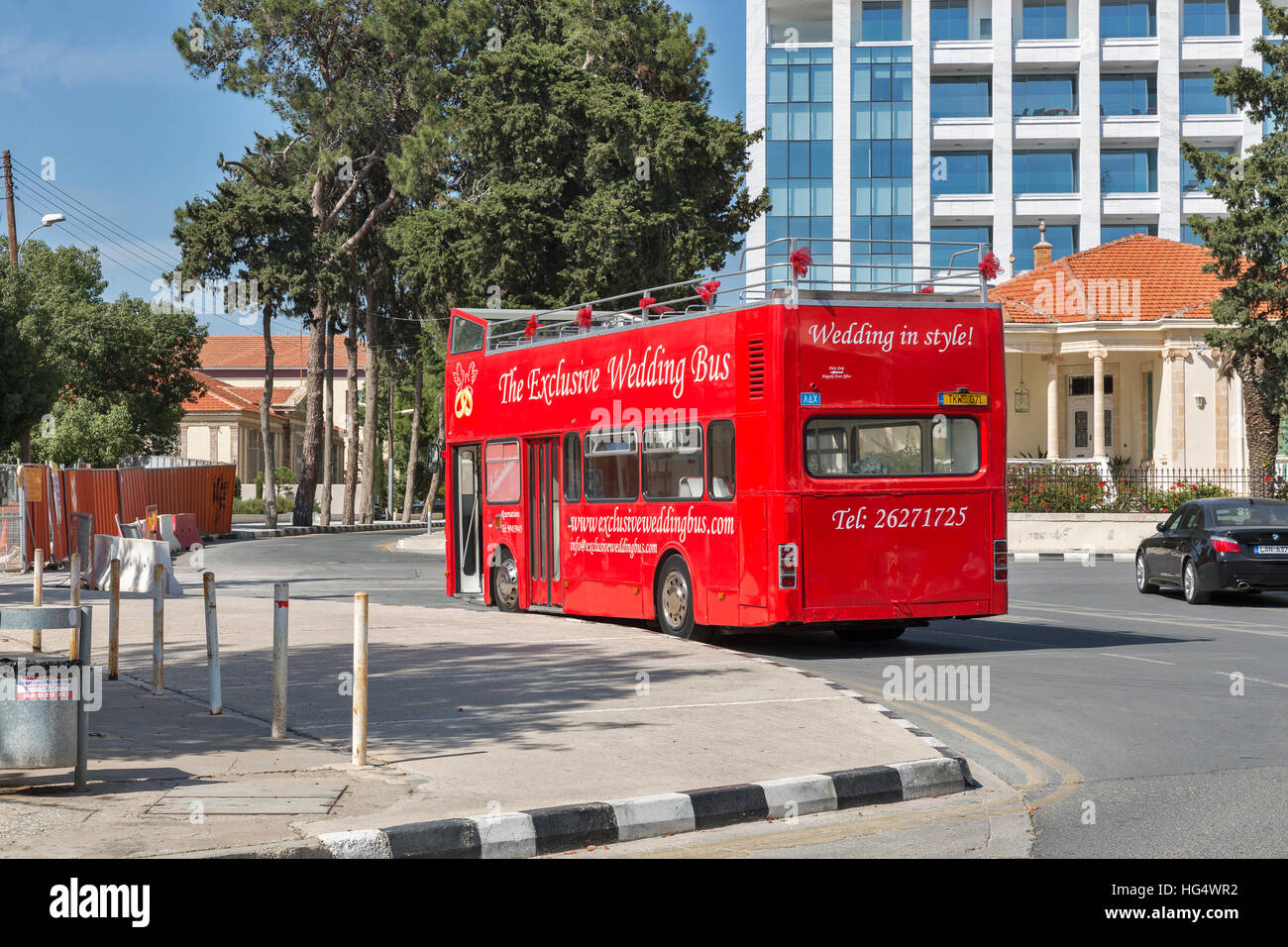 Speciale nozze tradizionale bus rosso a Paphos downtown. Pafo è una costiera turistica popolare summer resort city. Foto Stock