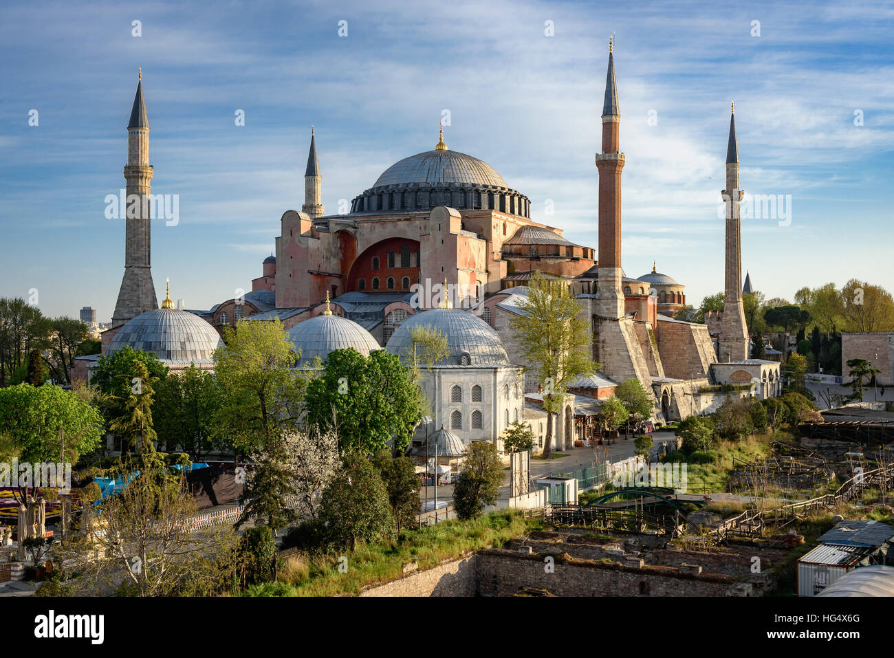 Hagia Sophia è un ex greci ortodossi cristiani basilica patriarcale, più tardi una moschea imperiale, e ora un museo ad Istanbul in Turchia Foto Stock