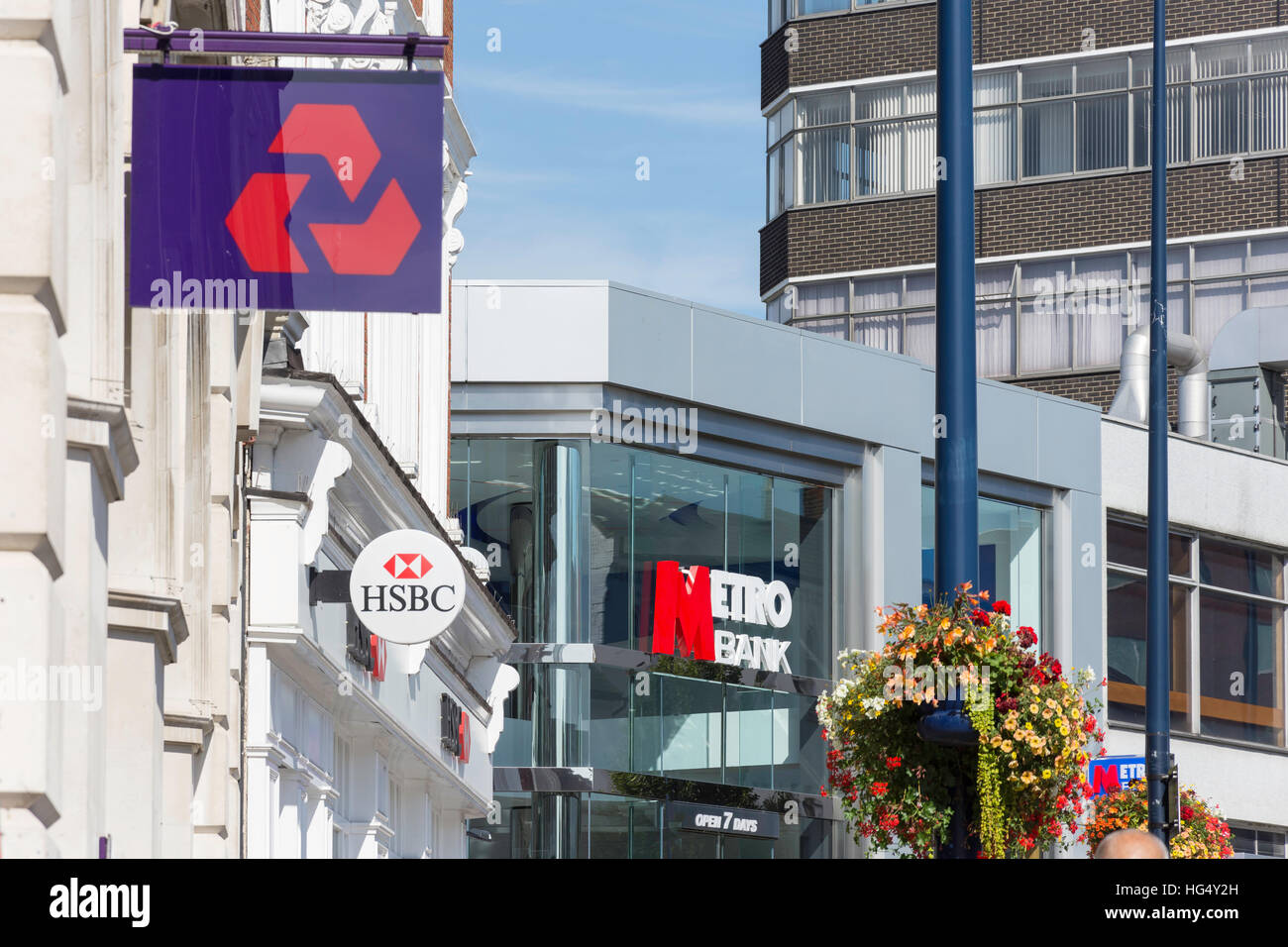 Fila di banche retail (NatWest, HSBC e Metro Bank), di mercato (Giubileo) Square, Maidstone Kent, England, Regno Unito Foto Stock