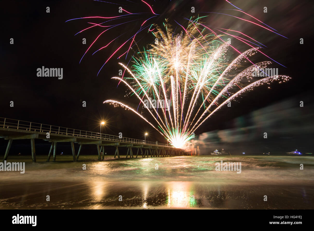 Colorato 2017 nuovi anni fuochi d'artificio che illumina il cielo e acqua dal molo di Glenelg, Adelaide, Australia del Sud Foto Stock