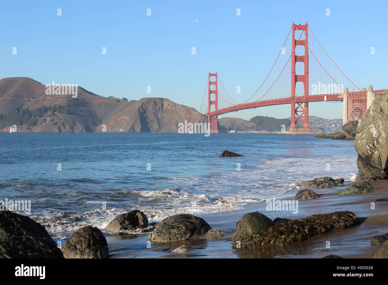 Affacciato sul Golden Gate Bridge da Baker Beach a San Francisco, California Foto Stock