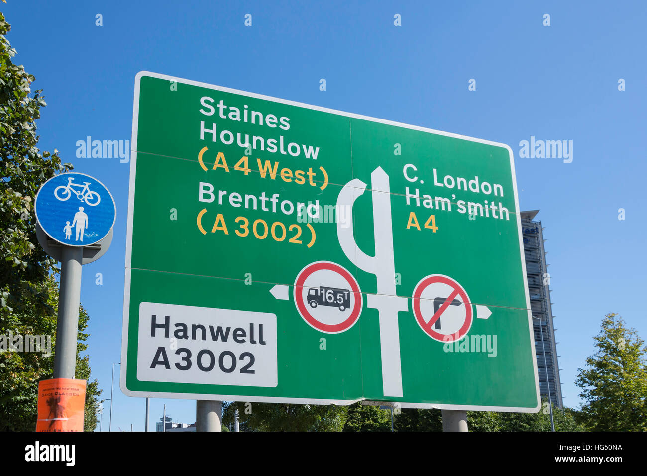Direzione del traffico segno, Great West Road, Brentford, London Borough di Hounslow, Greater London, England, Regno Unito Foto Stock