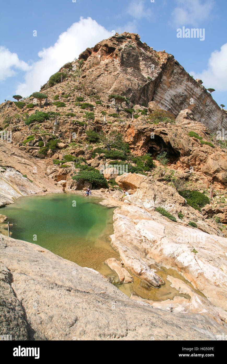 (Homhil Socotra Isalnd), Yemen - 13 Gennaio 2008: la madre e il Figlio seduto sulla riva del lago di Homhil montagna lago sull isola di Socotra, Yemen Foto Stock