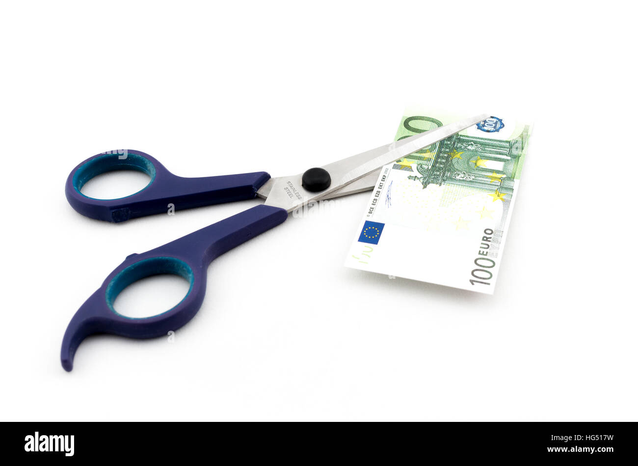 Il taglio a forbice centinaia di banconote in euro su bianco Foto Stock