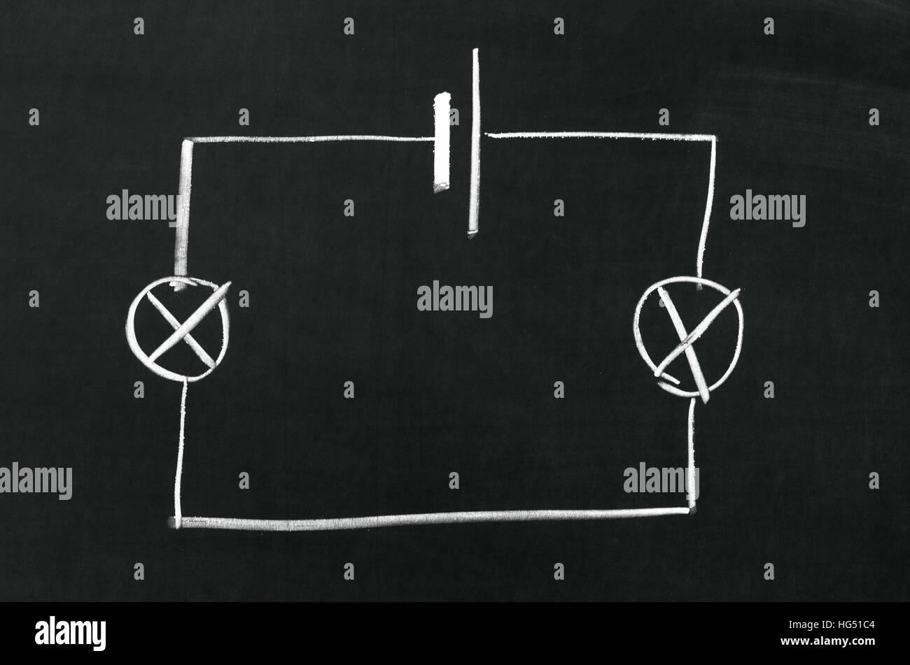 Lo schema elettrico disegnato su una lavagna con gesso Foto Stock