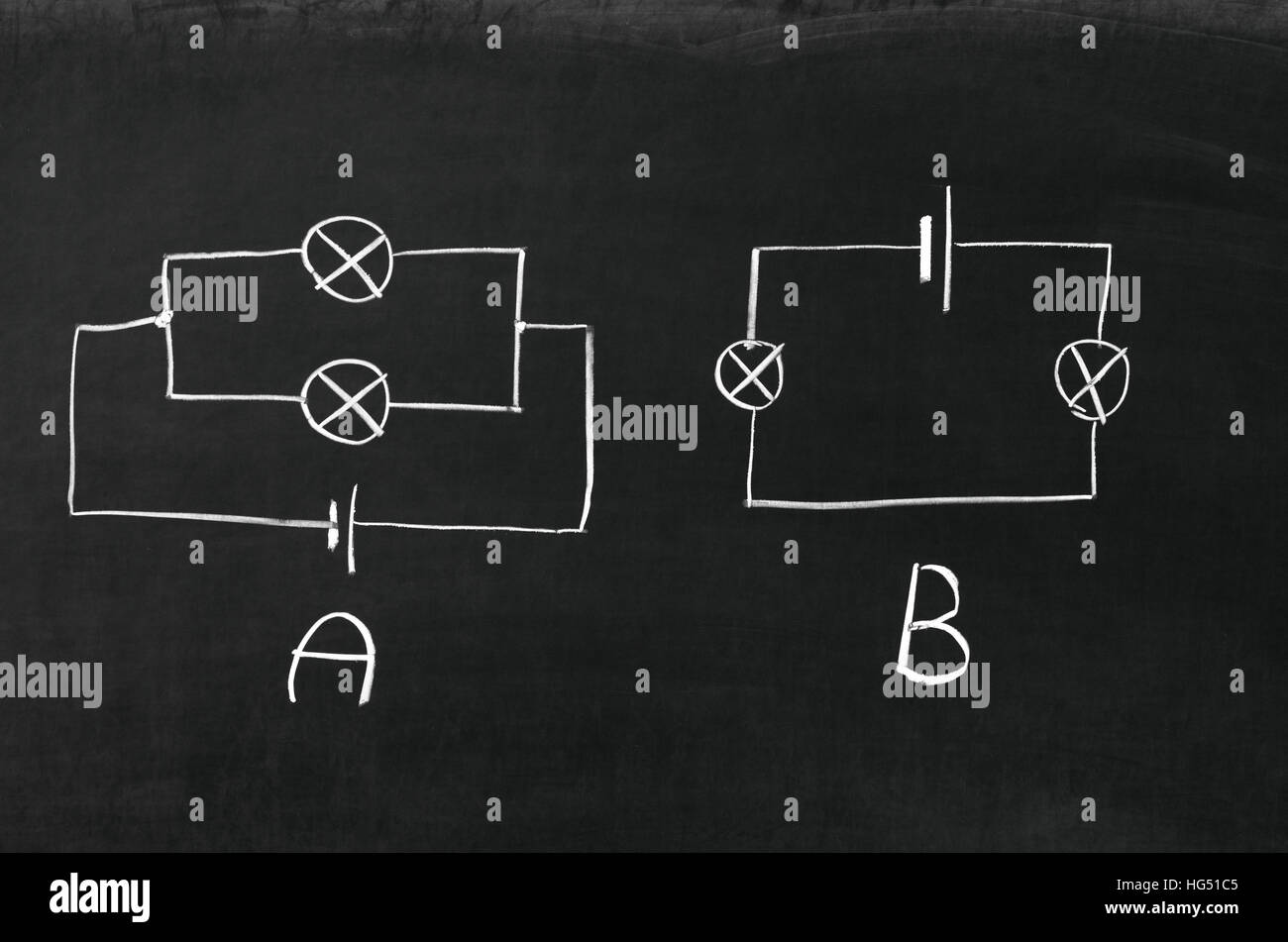 Lo schema elettrico disegnato su una lavagna con gesso Foto Stock