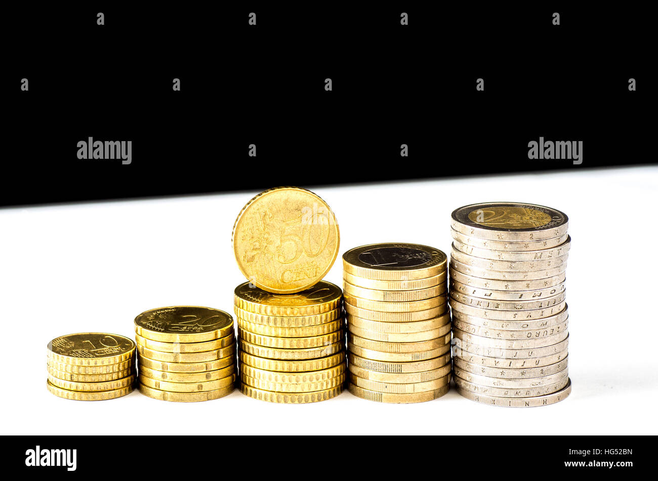 Diagramma di pile di monete d'oro isolato su bianco e sfondo nero Foto Stock