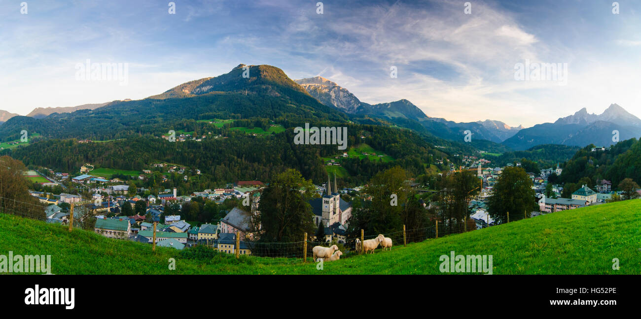 Berchtesgaden: Città Vecchia con Kehlstein e Watzmann (a destra), Oberbayern, Berchtesgadener Land, Alta Baviera, Baviera, Baviera, Germania Foto Stock