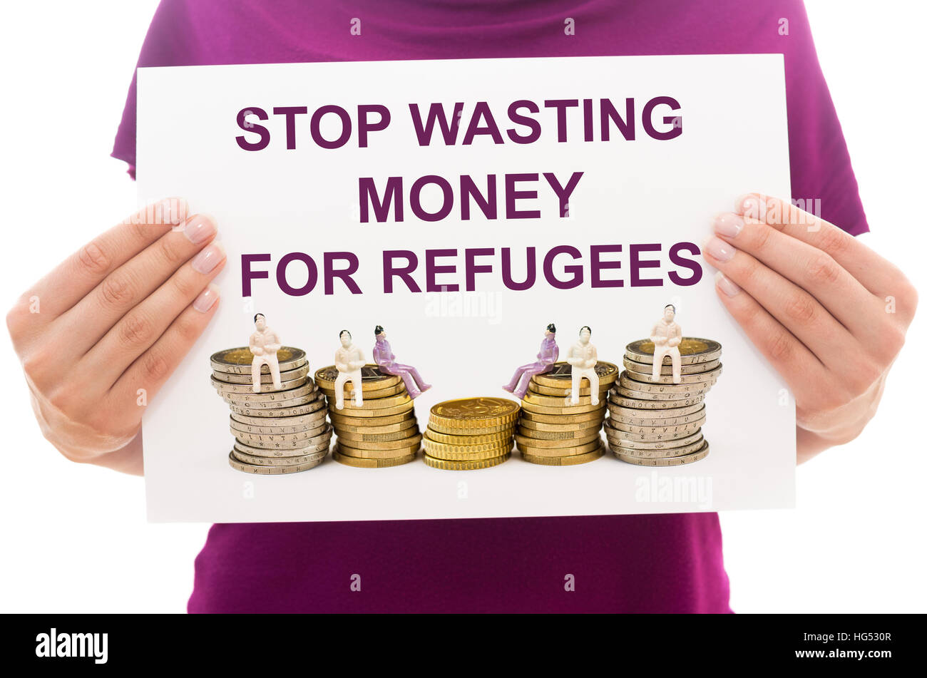 Ragazza con foglio di carta bianco con testo di smettere di sprecare denaro per i rifugiati Foto Stock