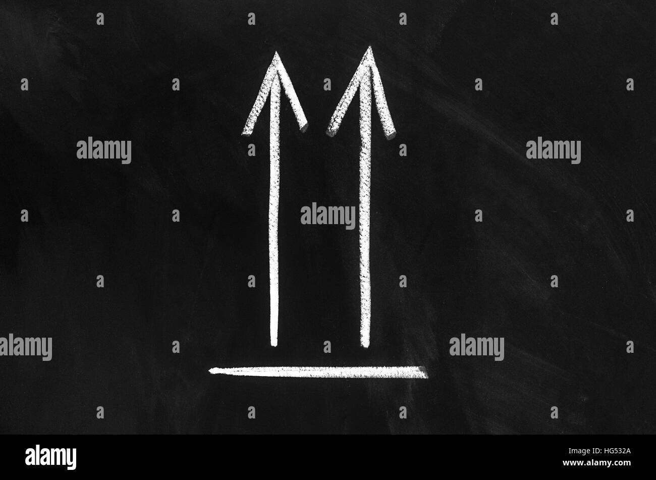 Segno di logistica, posizione verso l'alto. Disegnò sulla lavagna. Foto Stock
