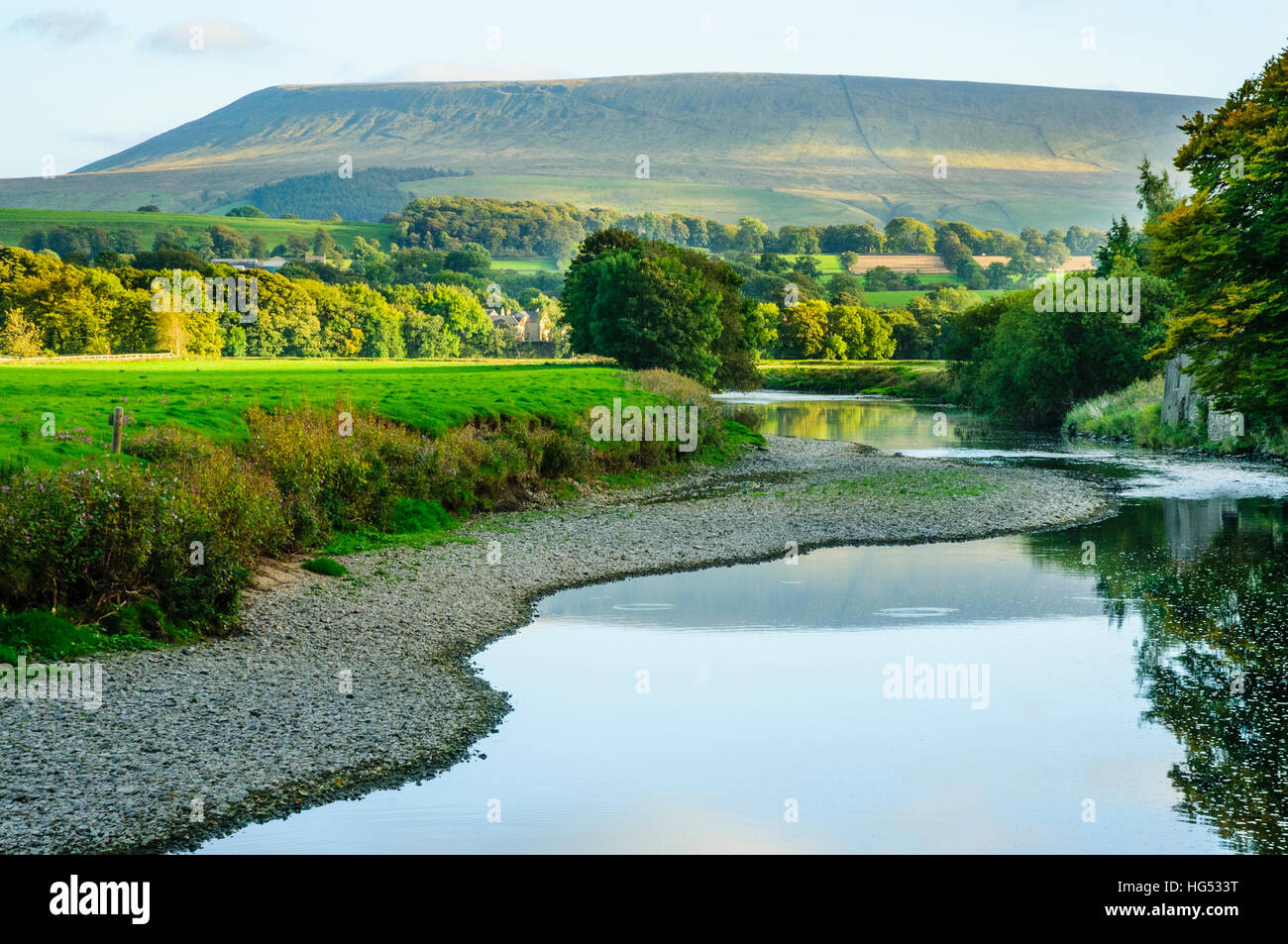 Il fiume Ribble a Sawley Lancashire Inghilterra guardando verso Pendle Hill Foto Stock