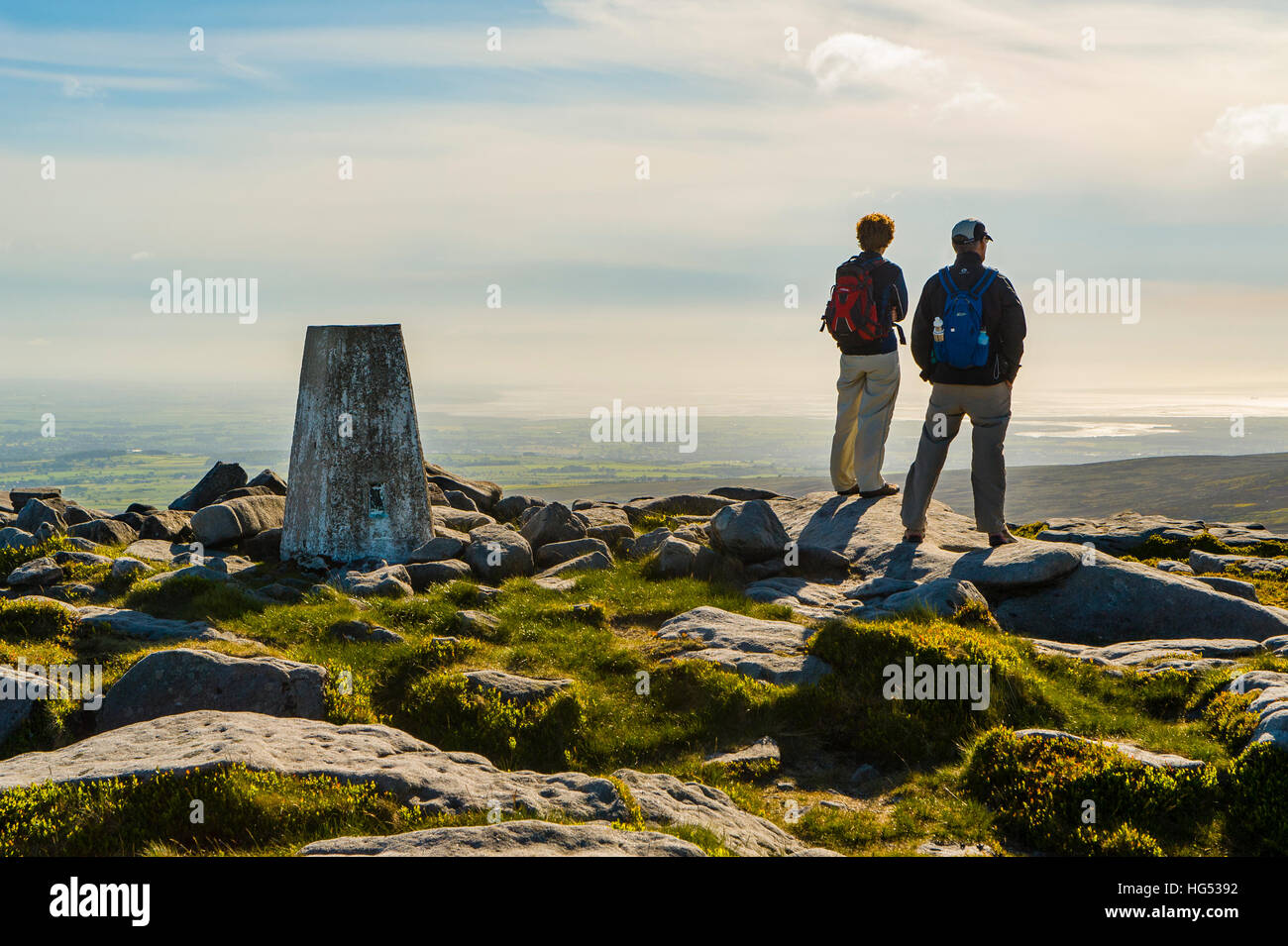 Walkers a west vertice di Ward della pietra nella foresta di Bowland Lancashire Inghilterra guardando verso la baia di Morecambe Foto Stock