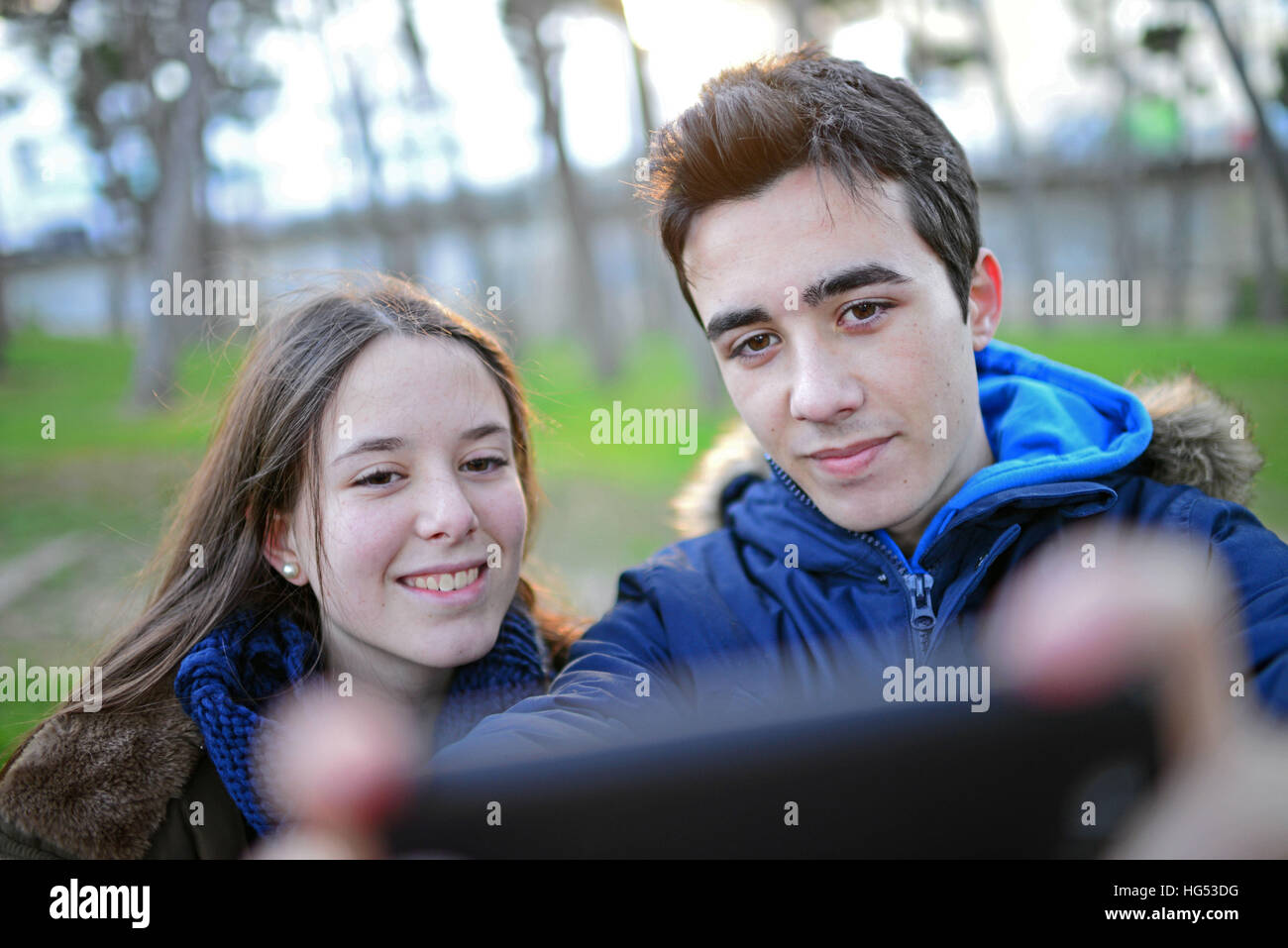 Gli adolescenti prendendo un selfie in posizione di parcheggio Foto Stock