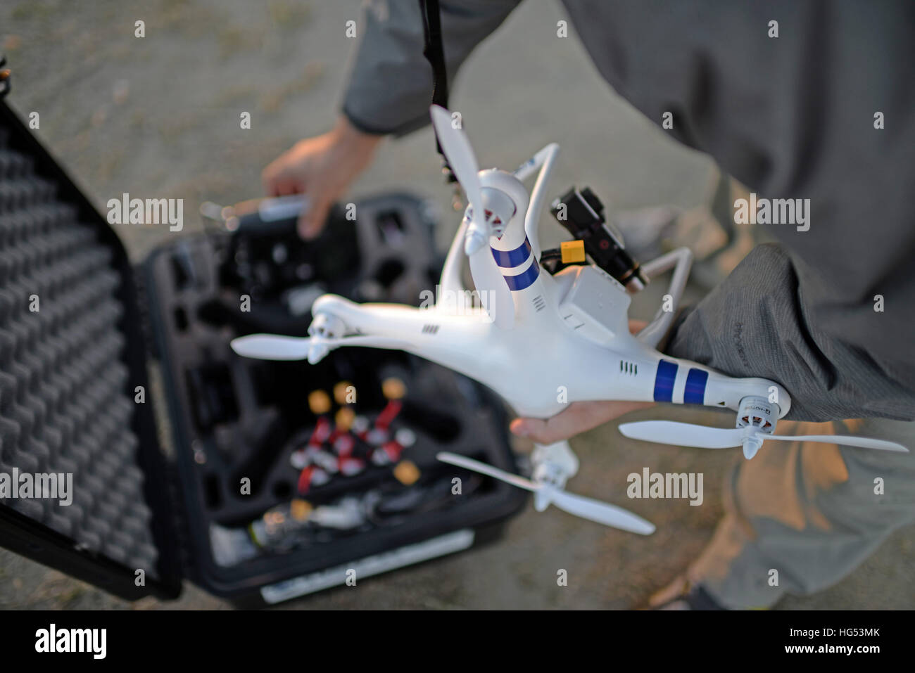 Giovane uomo flying Phantom Drone all'aperto Foto Stock