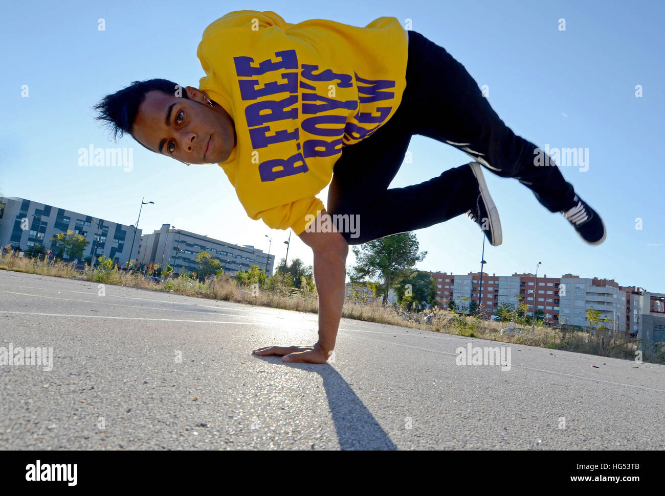 Breakdancer Giovanni Lartey esegue in strada Foto Stock