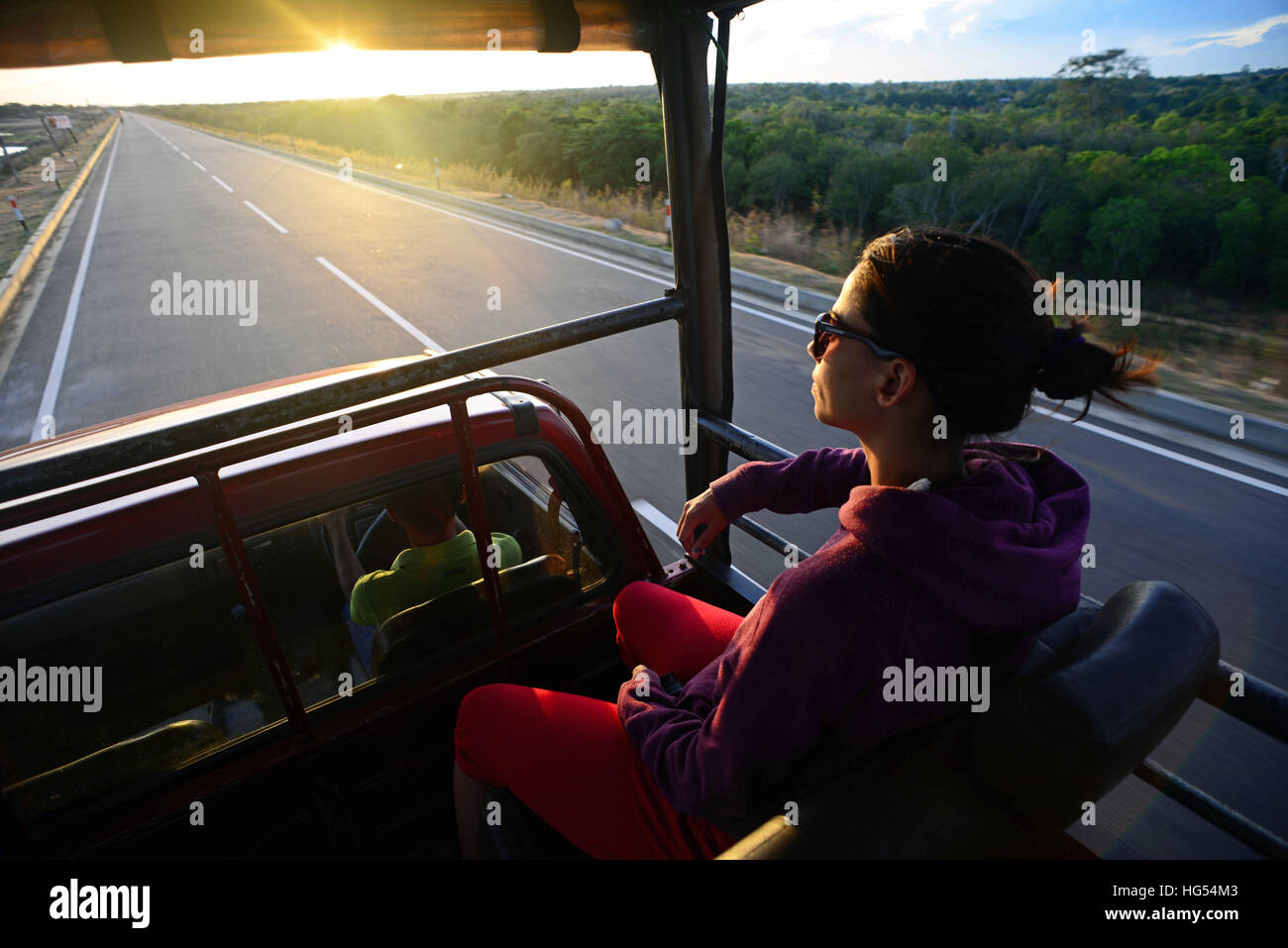 Giovane donna sulla jeep safari a Udawalawe parco nazionale dello Sri Lanka Foto Stock