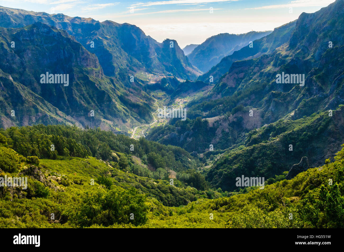 Vista del Curral das Freira valley dalla nervatura centrale di Madera Foto Stock