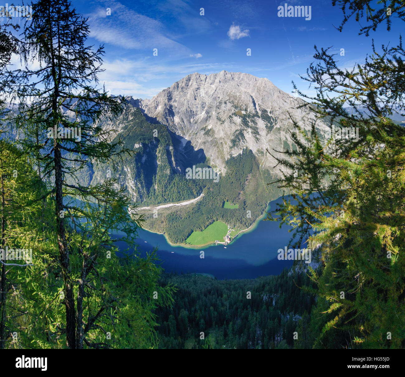 Nationalpark Berchtesgaden: vista dal punto di vista Feuerpalfen sul lago Königssee con St. Bartholomä e il monte Watzmann, Oberbayern, superiore Foto Stock