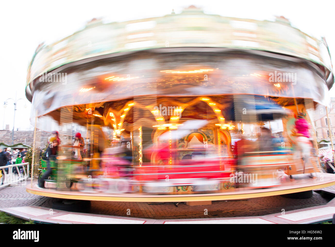 Helsinki, Finlandia 21 dicembre 2015 - tradizionale giostra a Mercatino di Natale in Piazza Senat in movimento Foto Stock