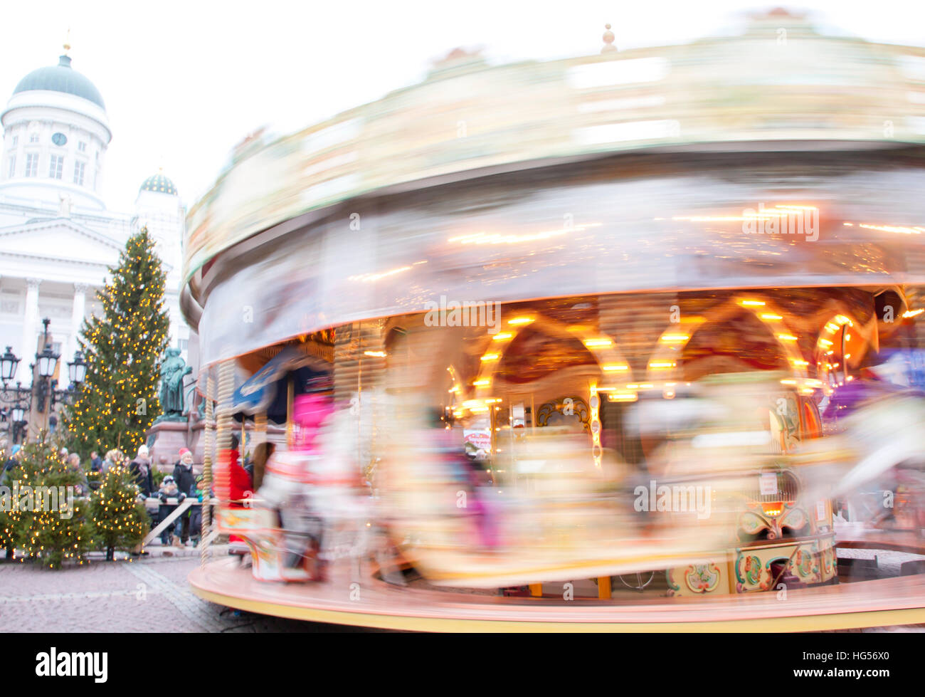 Helsinki, Finlandia 21 dicembre 2015 - tradizionale giostra a Mercatino di Natale in Piazza Senat in movimento Foto Stock