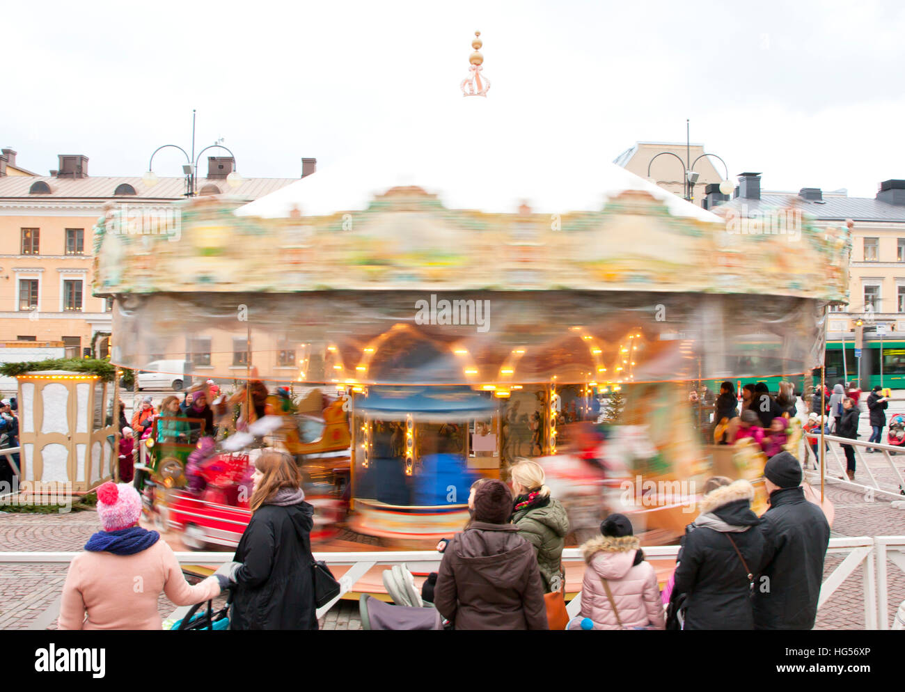 Helsinki, Finlandia 21 dicembre 2015 - tradizionale giostra a Mercatino di Natale in Piazza Senat in movimento Foto Stock