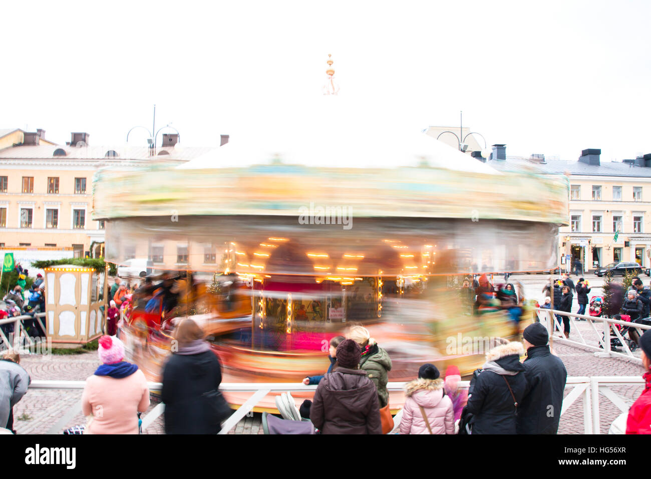 Helsinki, Finlandia 21 dicembre 2015 - tradizionale giostra a Mercatino di Natale in Piazza Senat in movimento Foto Stock