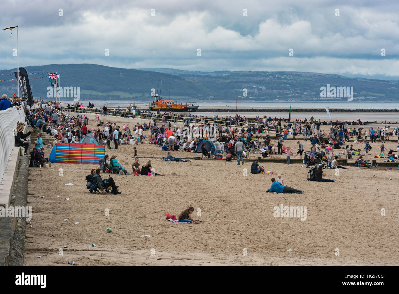 La folla sulla spiaggia a Rhyl Air Show 2016 Foto Stock