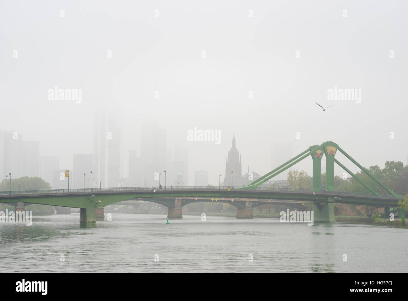 Frankfurt am Main: Banca torri e cattedrale nella nebbia, zattera ponte che attraversa il fiume Main , Hessen, Hesse, Germania Foto Stock