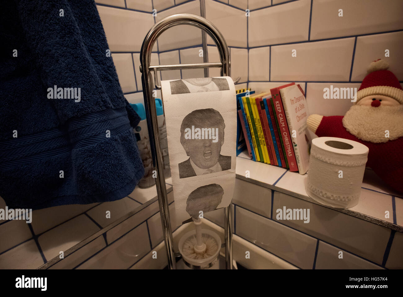 Donald Trump, il Presidente degli Stati Uniti, eleggere la carta igienica come una divertente coment sullo stato della politica nel 2016. Inghilterra 2016 Foto Stock