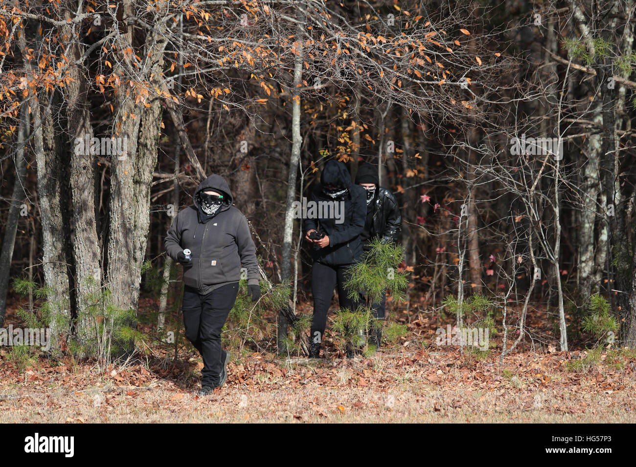 Anti Klu Klux Klan manifestanti si radunano in Danville, Virginia per protestare contro una proposta di Donald Trump vittoria rally che avrebbe dovuto essere detenute da the Pelham ramo del KKK sabato 3 dicembre. Manifestanti scese in Pelham e Danville provenienti da tutto il paese molti portato cartelloni, alcuni coperti i loro volti con bandannas e sciarpe e pochi portati mazze da baseball e manganelli. Il KKK rally a sostegno del Presidente eletto Donald Trump non andare avanti. Dotato di: atmosfera dove: Danville, Virginia, Stati Uniti quando: 03 Dic 2016 Foto Stock