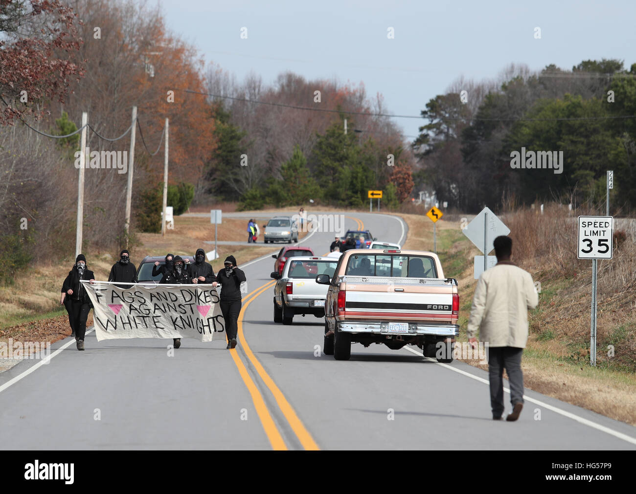 Anti Klu Klux Klan manifestanti si radunano in Danville, Virginia per protestare contro una proposta di Donald Trump vittoria rally che avrebbe dovuto essere detenute da the Pelham ramo del KKK sabato 3 dicembre. Manifestanti scese in Pelham e Danville provenienti da tutto il paese molti portato cartelloni, alcuni coperti i loro volti con bandannas e sciarpe e pochi portati mazze da baseball e manganelli. Il KKK rally a sostegno del Presidente eletto Donald Trump non andare avanti. Dotato di: atmosfera dove: Danville, Virginia, Stati Uniti quando: 03 Dic 2016 Foto Stock