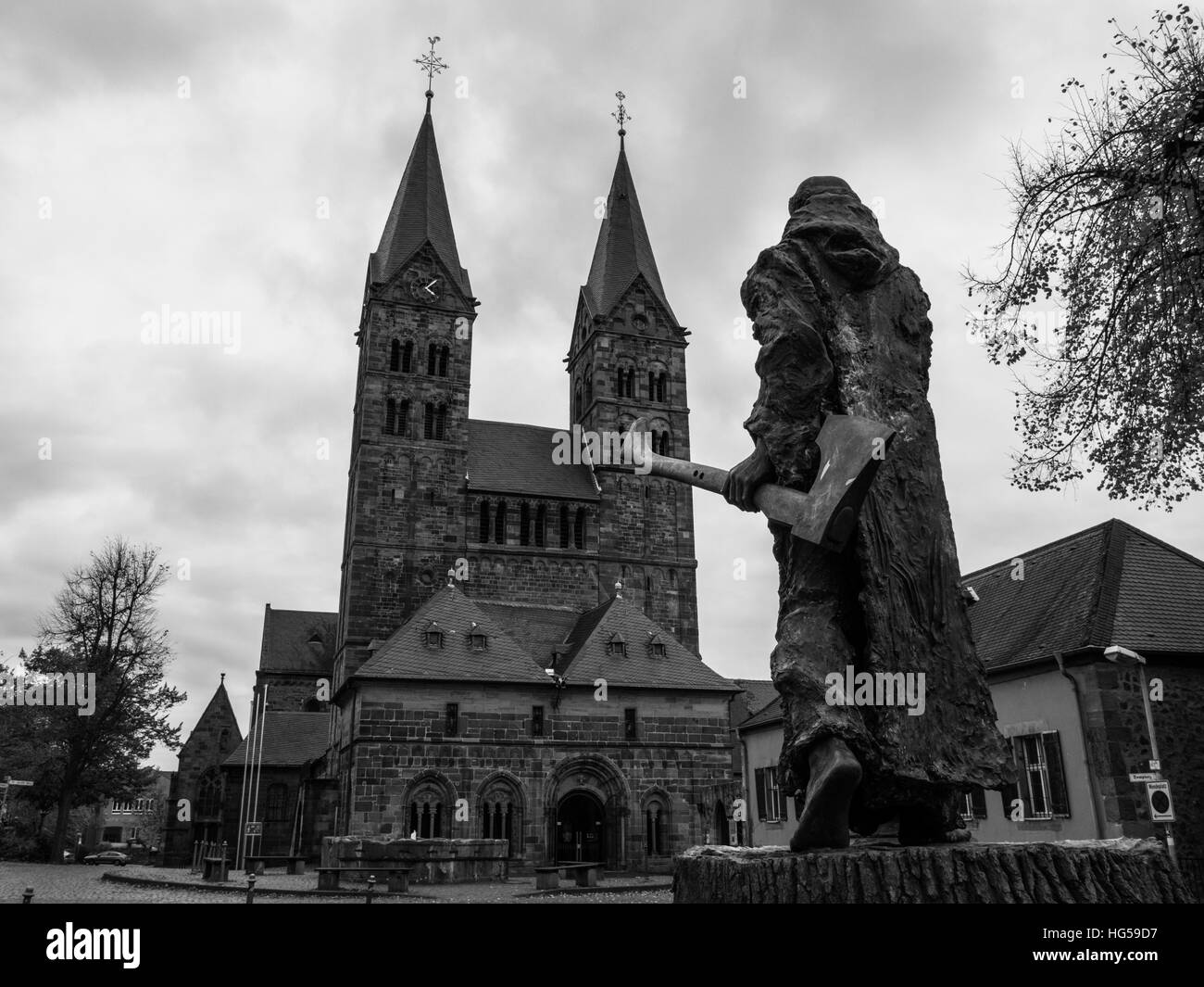 Bonifatius davanti alla cattedrale di Fritzlar Foto Stock