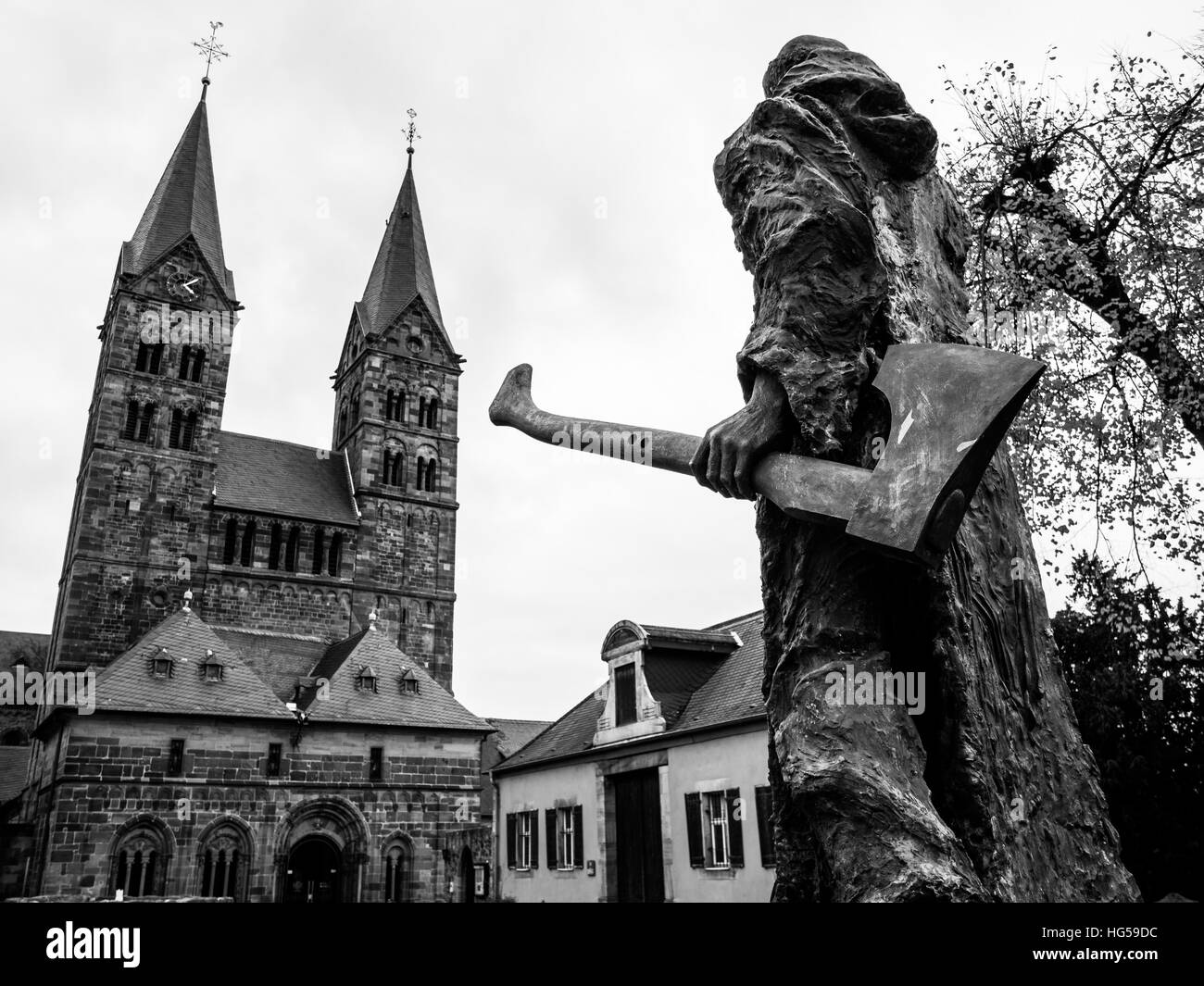 Bonifatius davanti alla cattedrale di Fritzlar Foto Stock