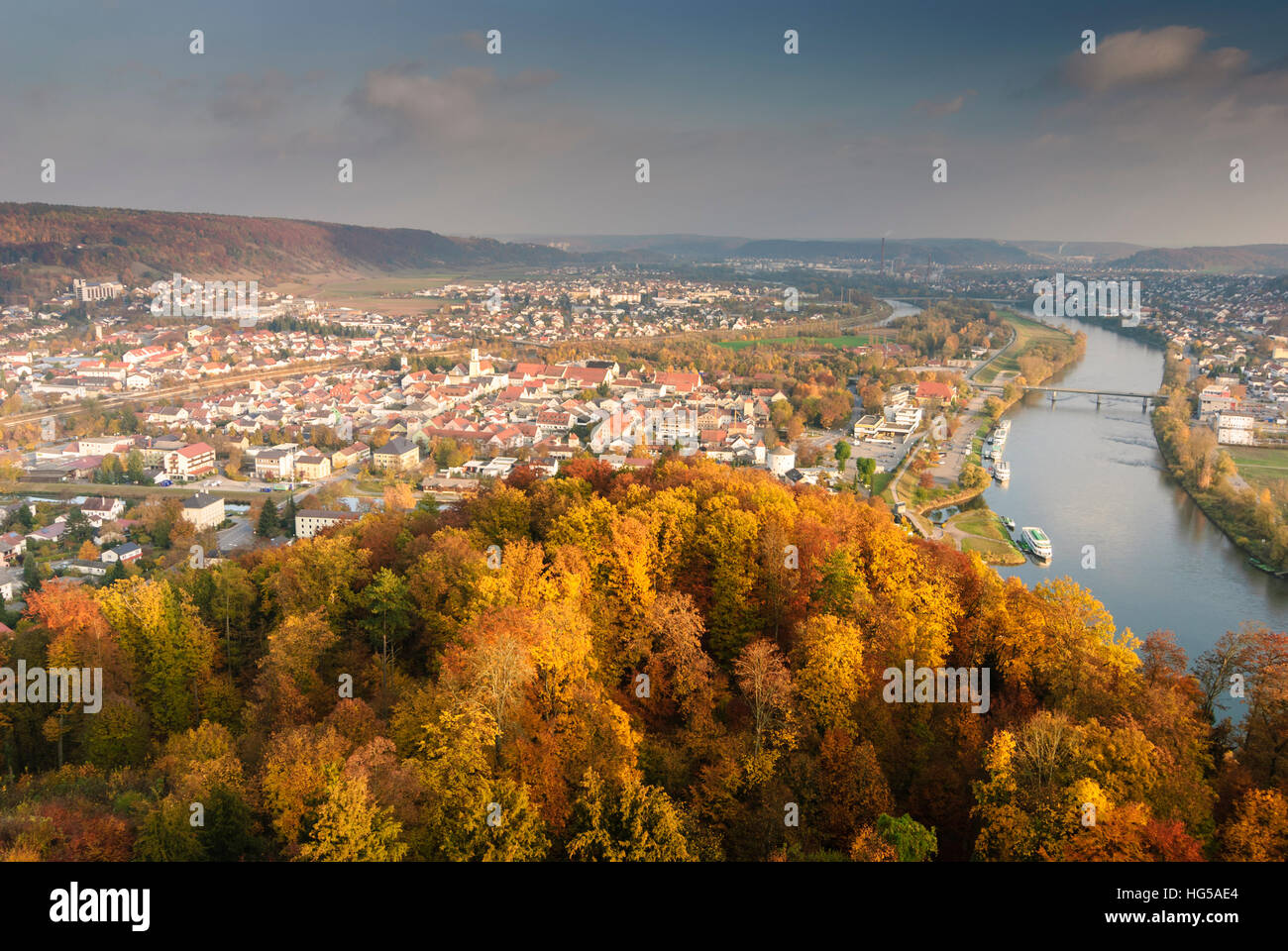 Kelheim: vista dalla sala di liberazione a Kelheim, il principale canale del Danubio e il Danubio (a destra), Niederbayern, Bassa Baviera, Baviera, Baviera, Germania Foto Stock