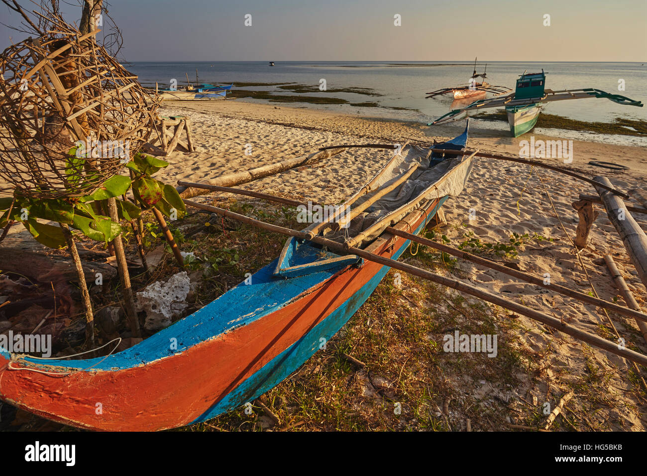 Barche da pesca tirare sulla spiaggia Paliton, Siquijor, Filippine, Sud-est asiatico, in Asia Foto Stock