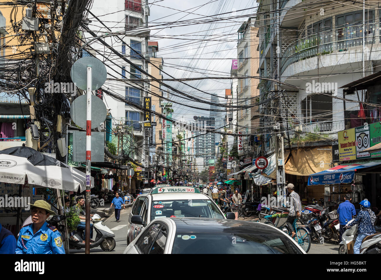 Strade trafficate di Saigon, il caos della strada e sopra. Foto Stock